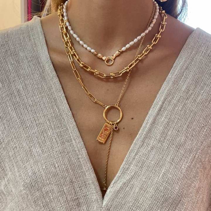 PEARL NECKLACE WITH HANDS