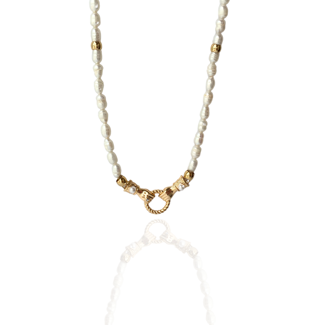 COLLAR PERLAS CON MANOS