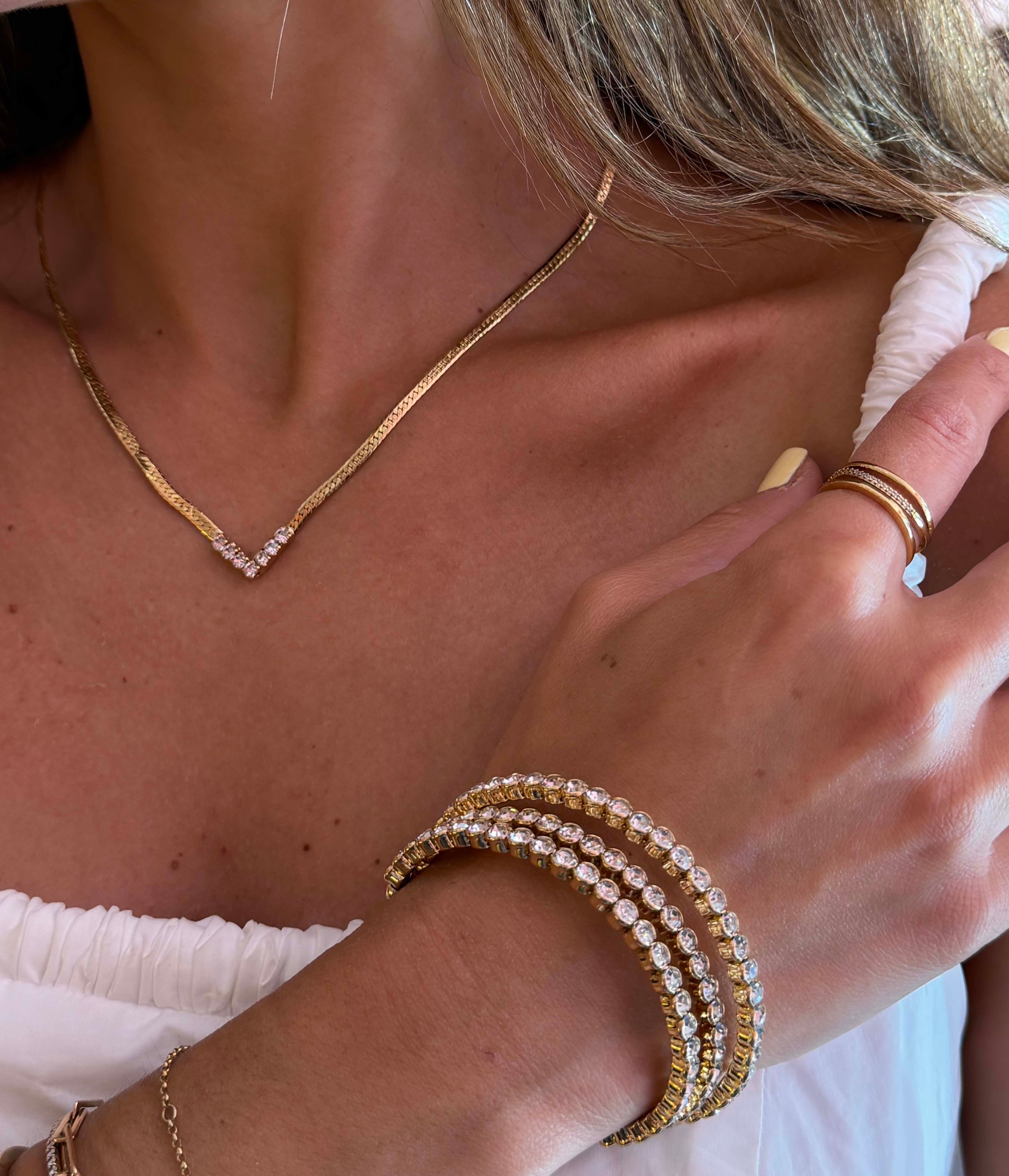 V ZIRCONIA CHOKER