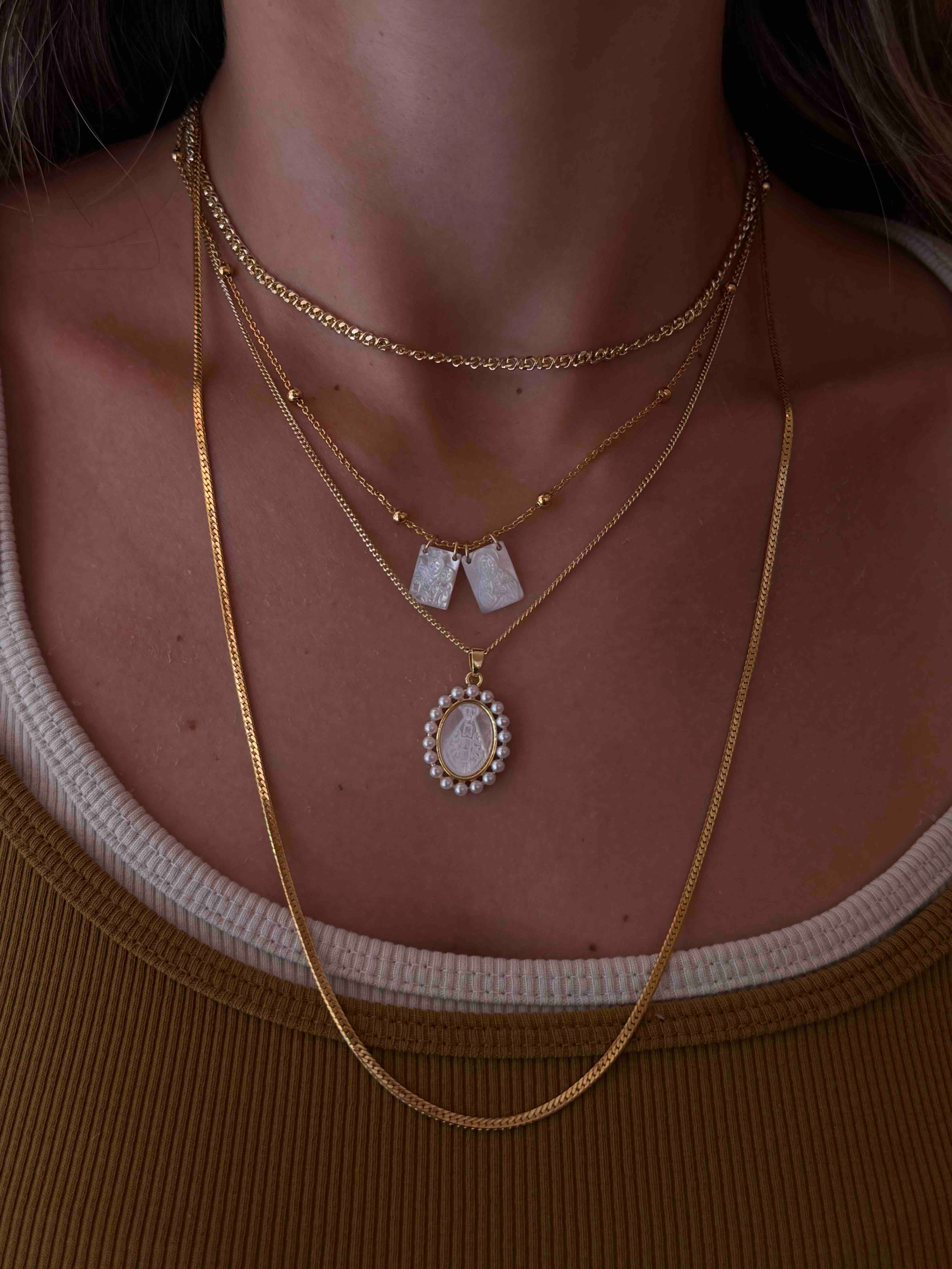 COLLAR MEDALLA BISEL PERLITAS